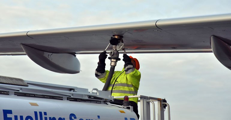 Richard Bokström refuelling biojet to flight SK1419, an Airbus A320 Neo that departed from Stockholm Arlanda Airport (ARN) to Copenhagen Kastrup Airport (CPH) today (photo courtesy Victoria Ström).