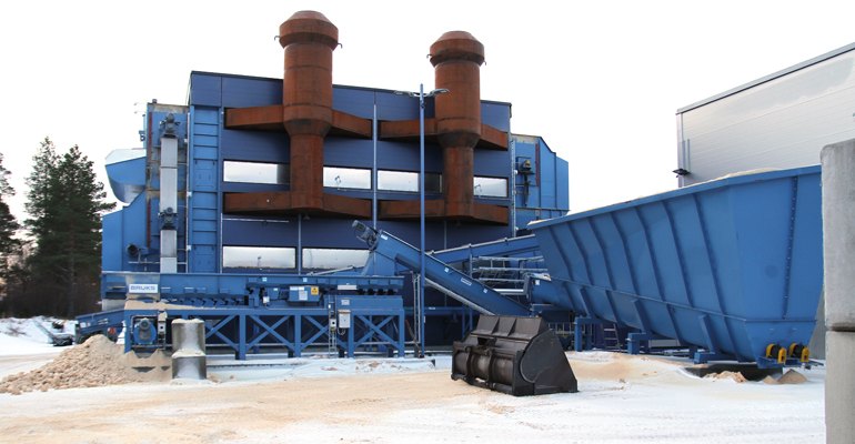View of the frontend system supplied and developed by Bruks. The material, sawdust, is loaded in the receiving hopper (far right) screened to remove oversize, contaminants and frozen lumps of material before entering the double pass bed-dryer where it is dried to under 10 percent moisture content (MC).