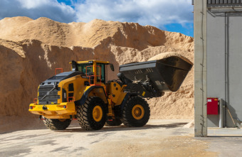 A wheeled loader loading sawdust, a sawmill residue